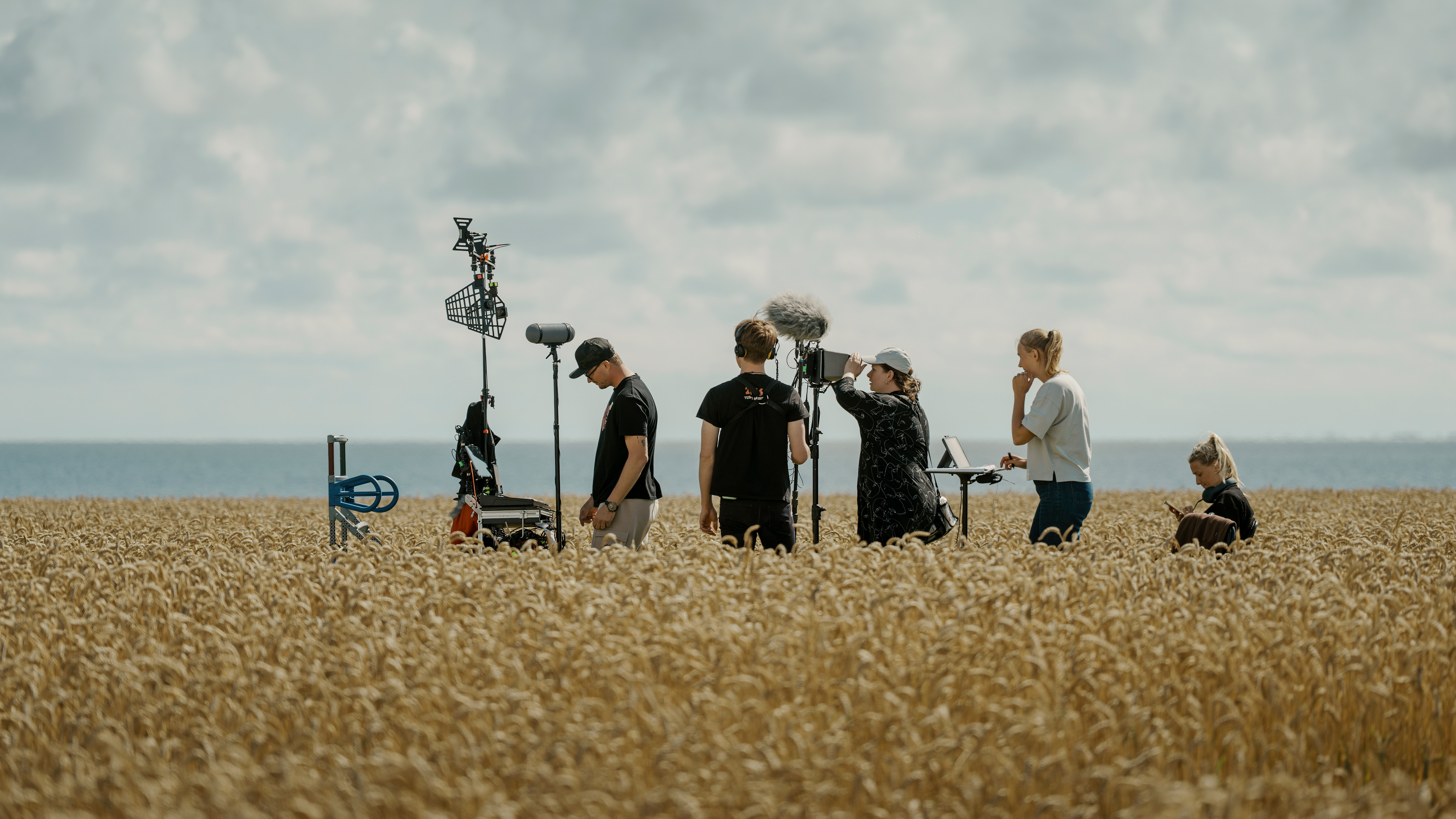 Produktionsfolk under produktionen af tv-serien 'Hvide sande'.