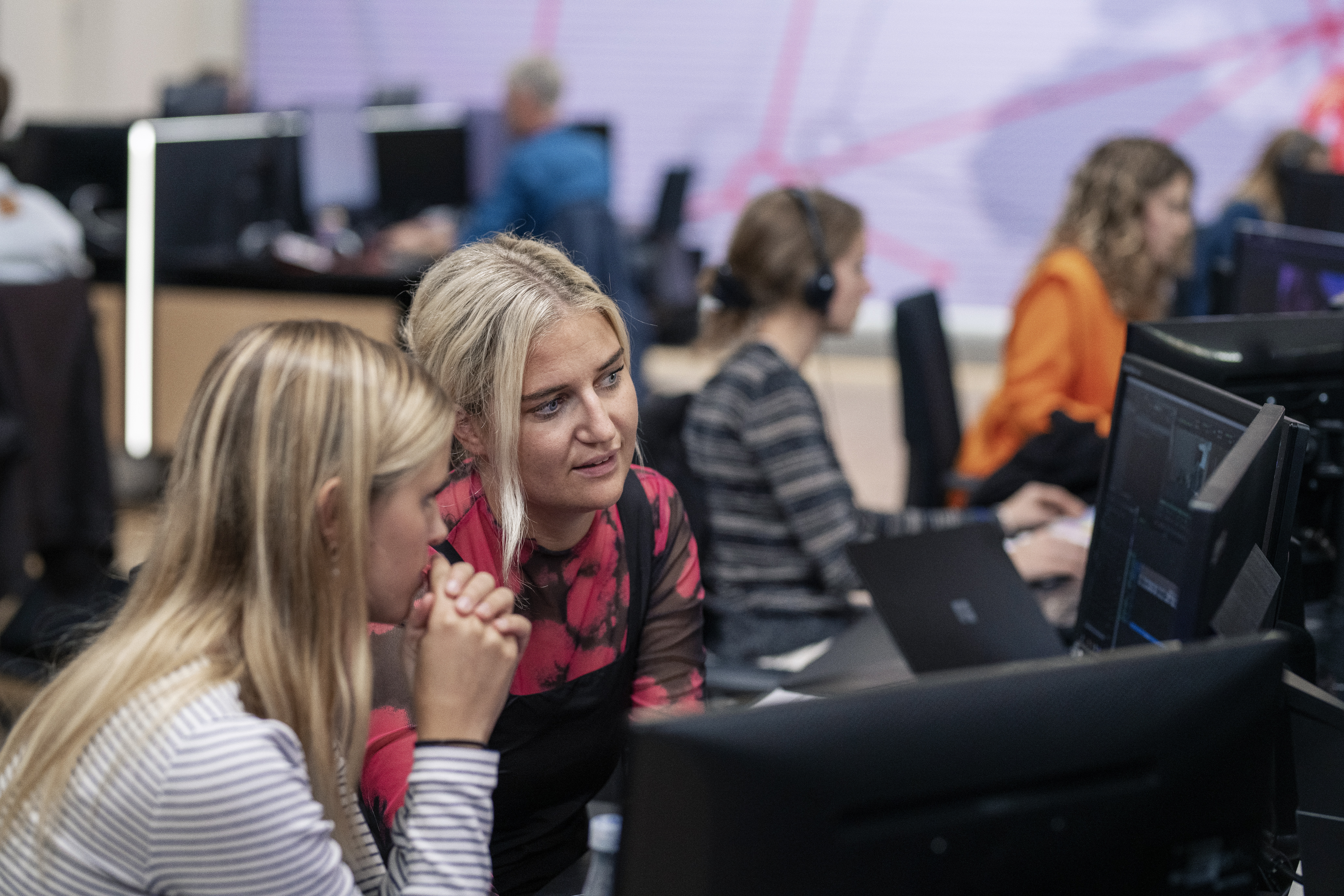 Foto af TV 2 medarbejdere på arbejdspladsen