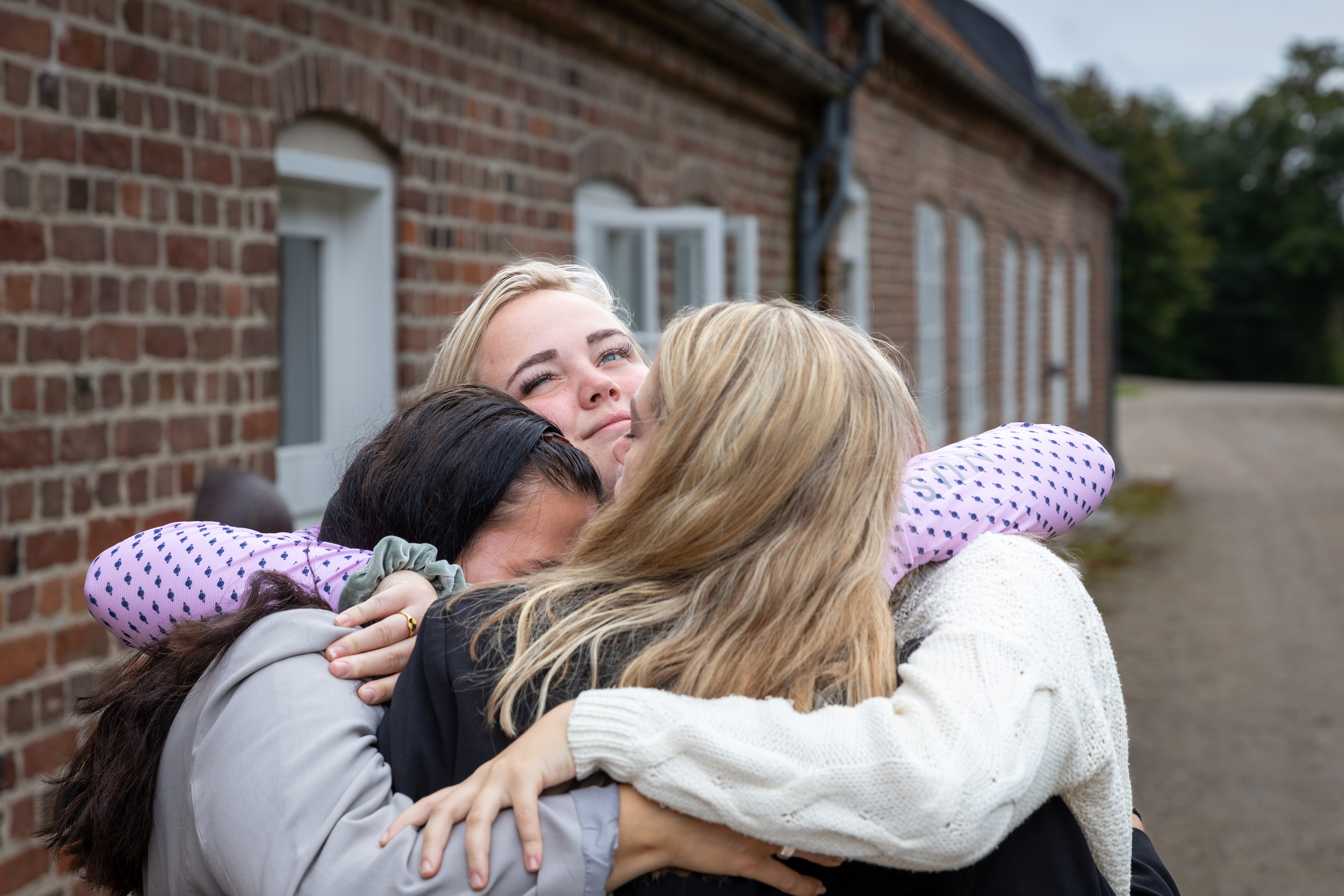 Deltagere fra sjette sæson af 'Kærlighed hvor kragerne vender' krammer hinanden.