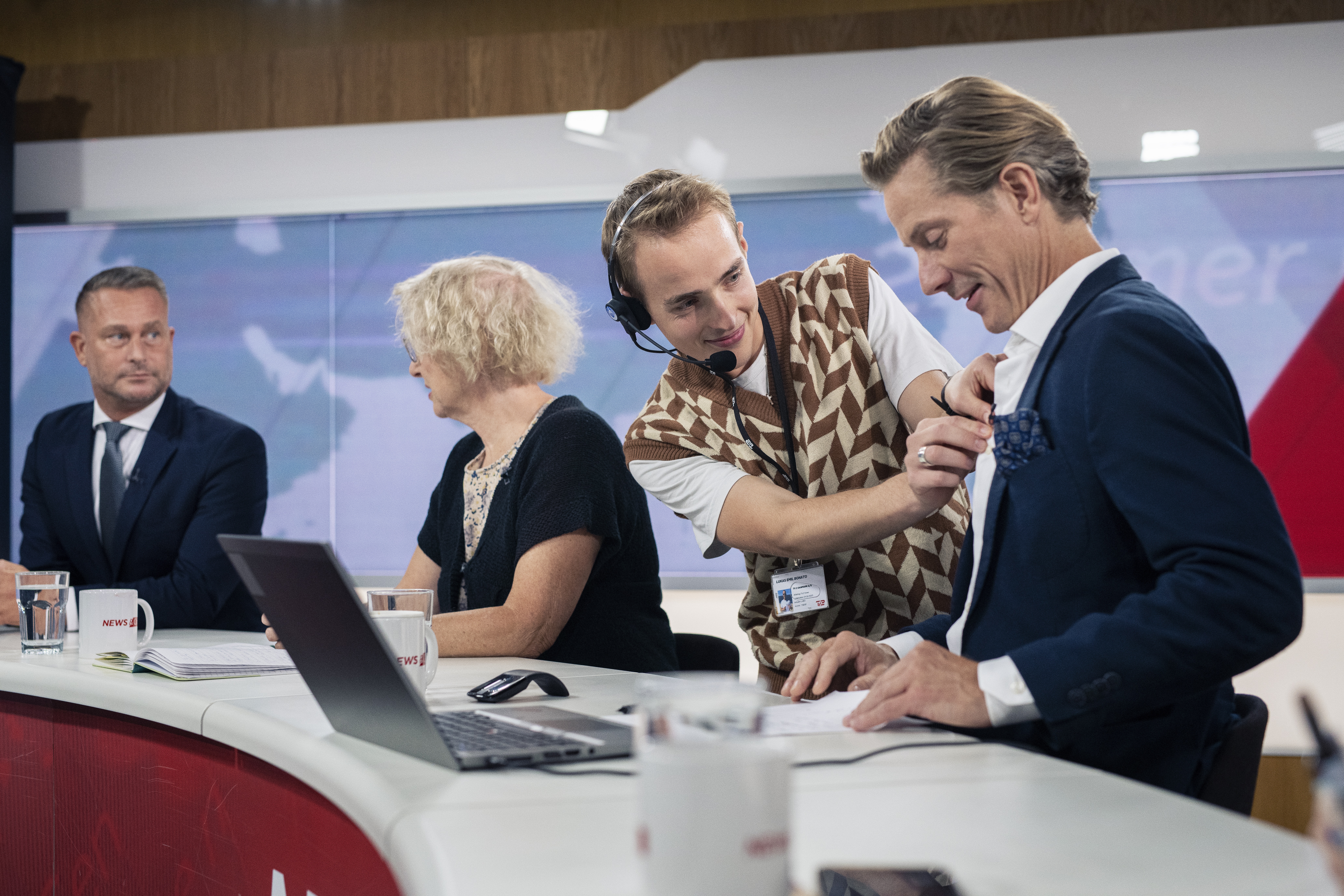 Foto af TV 2 medarbejdere på arbejdspladsen