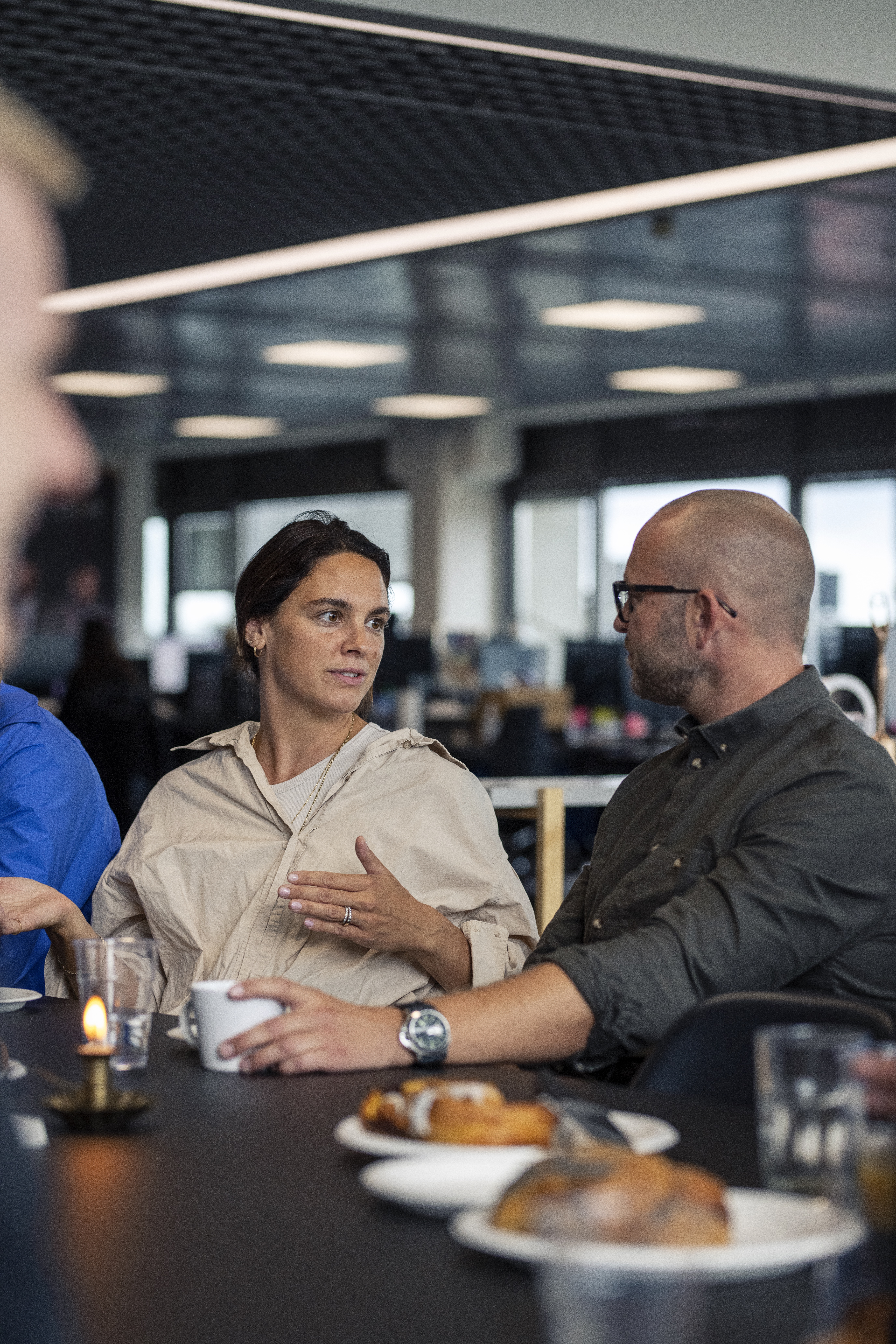 Foto af TV 2 medarbejdere på arbejdspladsen