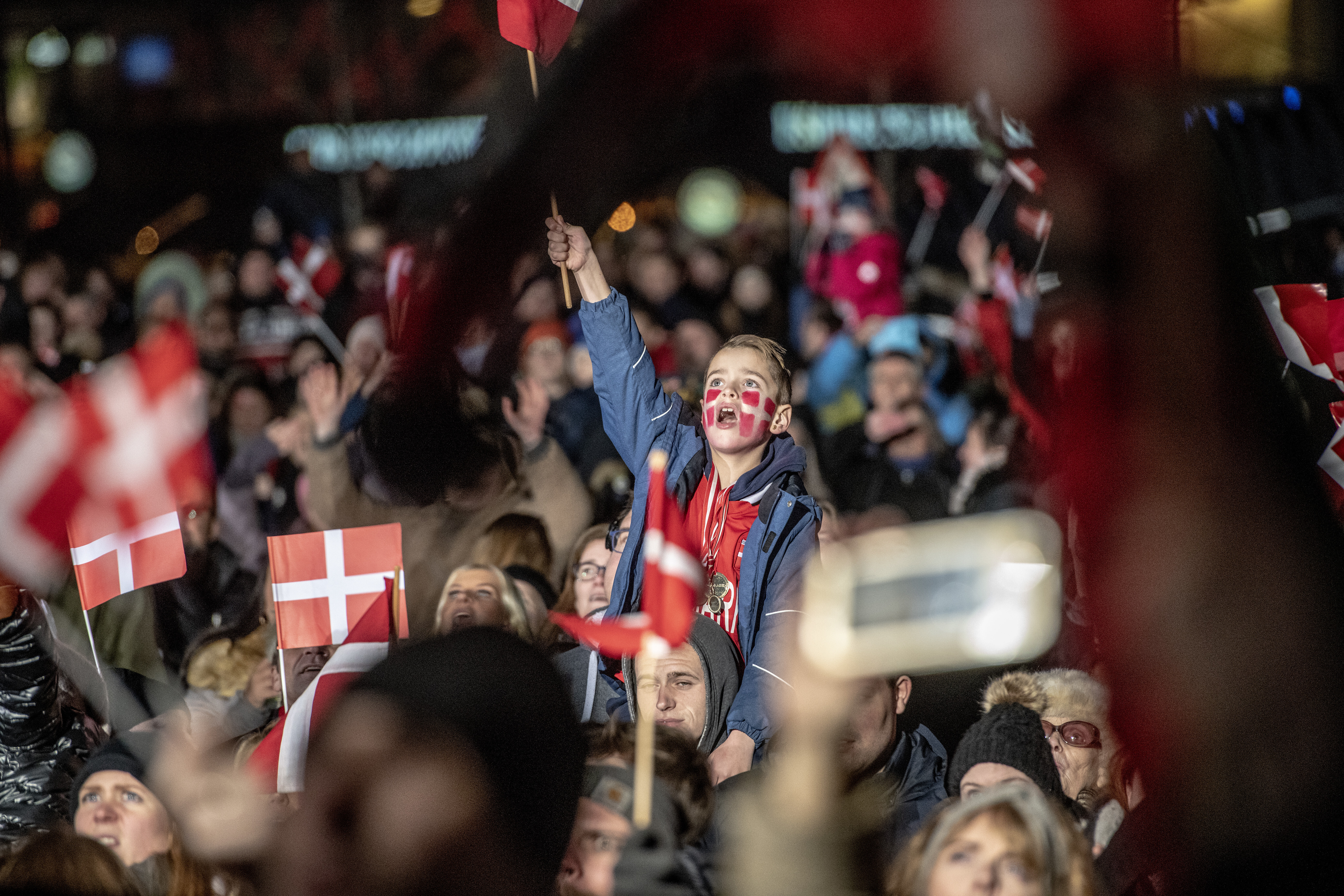 Danskerne hylder de danske håndboldherrer på Rådhuspladsen i København.